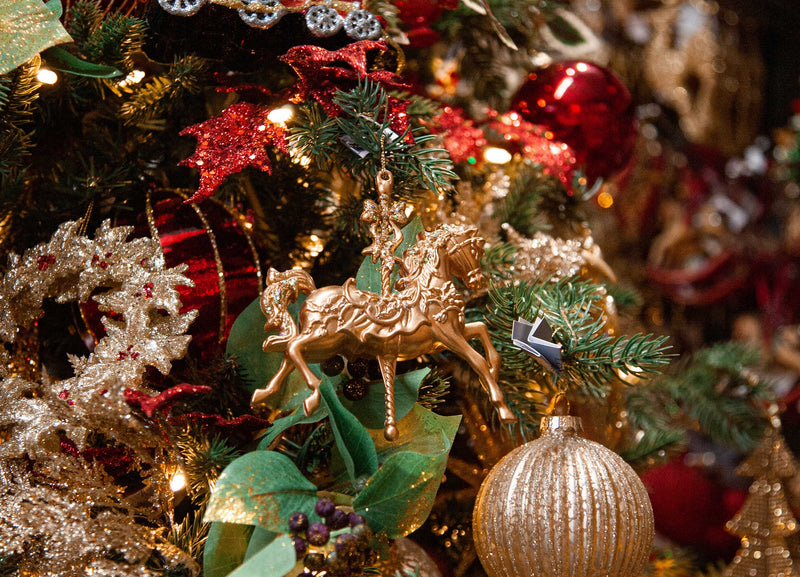 Decorating your perfect Christmas Tree-image